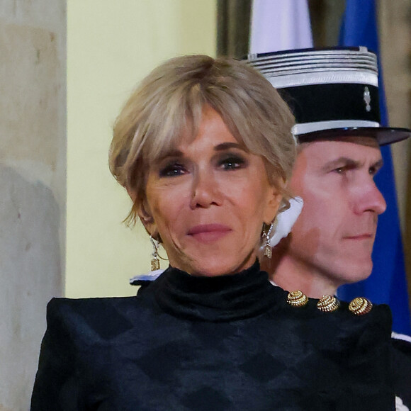 Le président de la République française et sa femme la Première Dame Brigitte Macron accueillent l'Emir du Qatar pour un dîner d'Etat au palais présidentiel de l'Elysée à Paris, France, le 27 février 2024. © Dominique Jacovides/Bestimage 