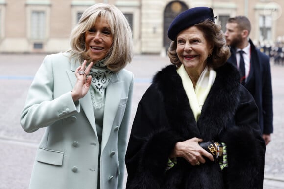 La reine Silvia de Suède - Cérémonie de bienvenue en l'honneur de la visite du président Emmanuel Macron avec sa femme Brigitte dans la cour intérieure du palais royal de Stockholm le 30 janvier 2024. 