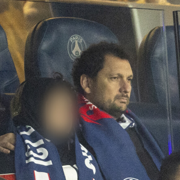 Eric Antoine et son fils - People dans les tribunes du match de Ligue 1 Uber Eats "PSG-Rennes" (1-1) au Parc des Princes à Paris le 25 février 2023. © Cyril Moreau/Bestimage