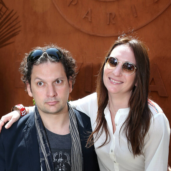 Et outre son rôle d'animateur, il a évoqué sa vie de famille chamboulée depuis son divorce avec Calista.
Eric Antoine et sa femme Calista People au village des Internationaux de Tennis de Roland Garros le 27 mai 2016. © Dominique Jacovides / Bestimage