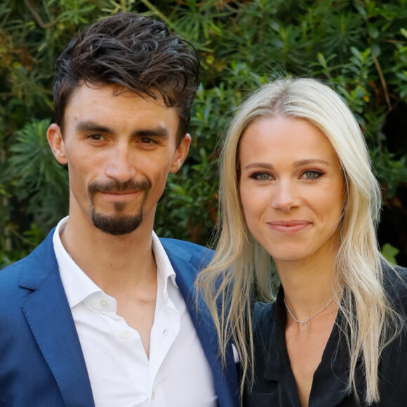 Marion Rousse, portrait craché de son fils à son âge
 
Exclusif - les coureurs cyclistes Julian Alaphilippe et sa compagne Marion Rousse - Arrivées de l'émission "Vivement Dimanche". © Christophe Clovis / Bestimage