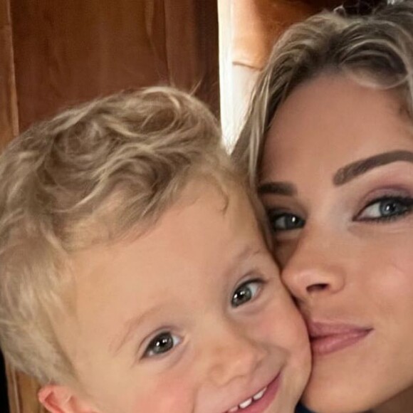 Cheveux blonds et yeux clairs, le petit garçon a tout pris de sa mère
 