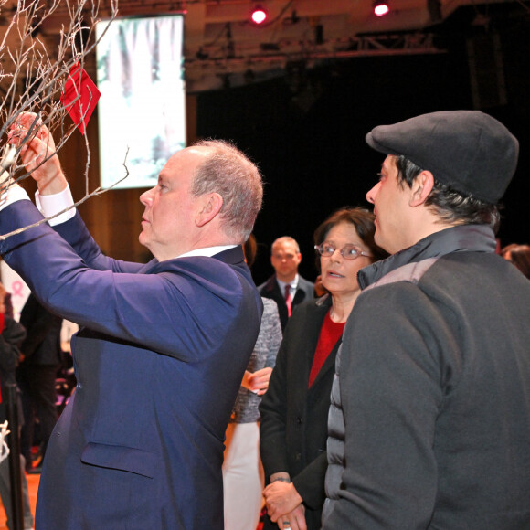 A l'initiative de l'artiste monégasque Anthony Alberti, le prince et la princesse ont accroché un mot sur l'arbre à voeux, qui tout au long de la journée sera accessible à toutes et tous pour que chacun puisse laisser son message pour la journée de la femme, la princesse a écrit : Liberté, le prince : Egalité, Bienveillance, Ensemble - Le prince Albert II de Monaco et la princesse Stéphanie de Monaco participent à la journée internationale des droits des femmes à la salle du Canton à Monaco, le 8 mars 2024. L'événement, intitulé PowHer, mettra à l'honneur l'engagement de la Principauté pou