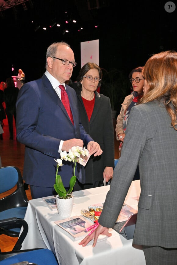 Qui met à l'honneur l'engagement de la Principauté pour les droits des femmes.
Le prince Albert II de Monaco et la princesse Stéphanie de Monaco participent à la journée internationale des droits des femmes à la salle du Canton à Monaco, le 8 mars 2024.