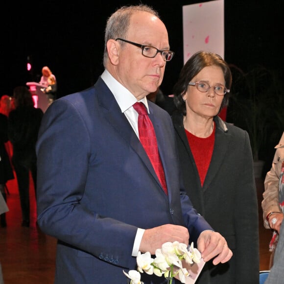 Qui met à l'honneur l'engagement de la Principauté pour les droits des femmes.
Le prince Albert II de Monaco et la princesse Stéphanie de Monaco participent à la journée internationale des droits des femmes à la salle du Canton à Monaco, le 8 mars 2024.