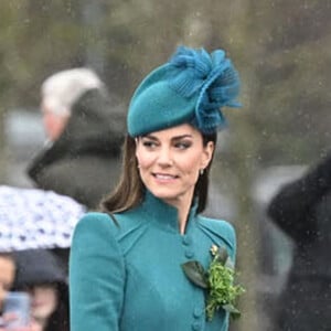 "Merci pour vos voeux et votre soutien continu au cours des deux derniers mois. Je souhaite à toutes les mamans une très bonne fête des mères" est-il écrit
Catherine (Kate) Middleton, princesse de Galles, lors de l'assemblée annuelle des Irish Guards Parade de la St Patrick aux Mons Barracks à Aldershot, Royaume Uni le 17 mars 2023. Catherine (Kate) Middleton, princesse de Galles, a récemment été nommée colonelle de l'Irish Guards par le roi d'Angleterre. 