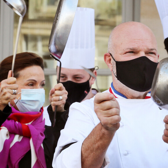 Là-bas, il y a d'ailleurs passé son confinement avec son épouse Dominique et leur fils Oscar-Louis.
Dominique Etchebest se joint à son mari Philippe Etchebest pour manifester contre les mesures de restrictions liées au coronavirus (COVID-19) devant leur restaurant à Bordeaux les 2 et 9 octobre 2020.