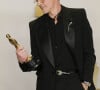Robert Downey Jr. a obtenu celui du meilleur second rôle pour Oppenheimer
Robert Downey Jr. (Oscar du meilleur second rôle pour Oppenheimer) - Photocall des lauréats (Press Room) de la 96ème cérémonie des Oscars au Dolby Theater à Hollywood le 10 mars 2024.