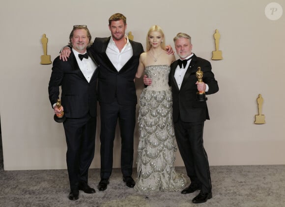Chris Hemsworth, Anya Taylor-Joy avec Dave Mullins, Brad Booker (Oscar du meilleur court métrage d'animation pour Tar is Over) - Photocall des lauréats (Press Room) de la 96ème cérémonie des Oscars au Dolby Theater à Hollywood le 10 mars 2024.