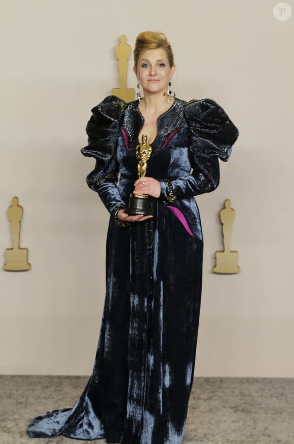 Holly Waddington (Oscar de la meilleure création de costume pour Pauvres Créatures) - Photocall des lauréats (Press Room) de la 96ème cérémonie des Oscars au Dolby Theater à Hollywood le 10 mars 2024.
