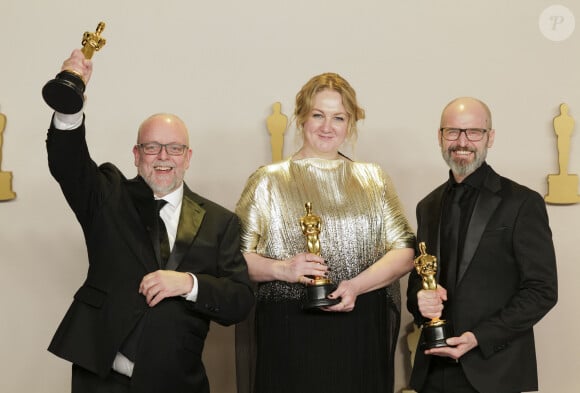 Mark Coulier, Nadia Stacey, Josh Weston (Oscar du meilleur maquillage pour Pauvres créatures) - Photocall des lauréats (Press Room) de la 96ème cérémonie des Oscars au Dolby Theater à Hollywood le 10 mars 2024.