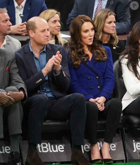 Le prince William, prince de Galles, et Catherine (Kate) Middleton, princesse de Galles, assistent au match de NBA "Boston Celtics - Miami Heat" au TD Garden à Boston, le 30 novembre 2022. 