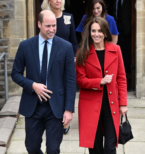 Le prince William, prince de Galles, et Catherine (Kate) Middleton, princesse de Galles, lors de leur visite à l'église St Thomas à Swansea, Royaume Uni, le 27 septembre 2022. L'église réaménagée soutient les habitants de la région et de la ville et du comté de Swansea avec des initiatives telles qu'une banque alimentaire, Swansea Baby Basics, distribuant des articles essentiels aux mères vulnérables telles que des articles de toilette et des vêtements, des installations pour sans-abri, une organisation à but non lucratif café, une cuisine de formation communautaire et un réseau de distribution de surplus de nourriture qui collecte la nourriture des supermarchés à la fin de chaque journée et la distribue pour prévenir le gaspillage alimentaire et aider à mettre fin à la pauvreté alimentaire. 