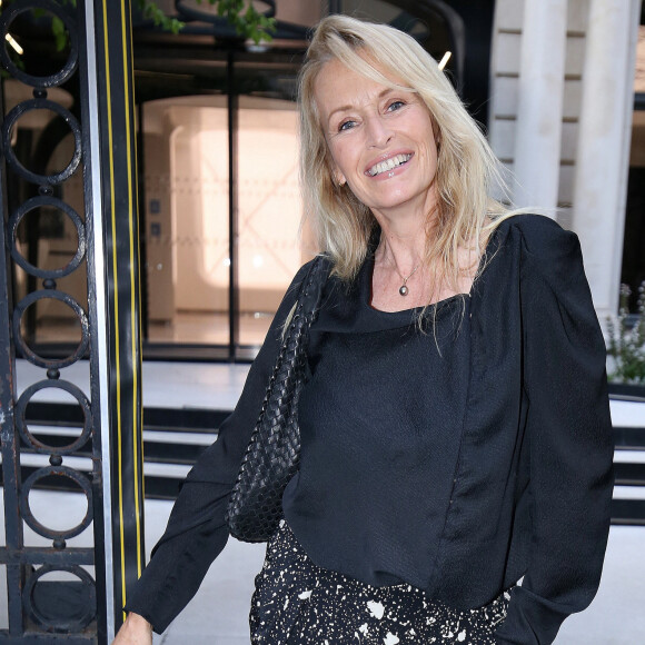 A un promoteur qu'elle accuse d'abus de confiance.
Estelle Lefebure - Cocktail à l'occasion des 2 ans de la boutique du Joaillier Heurgon à Paris le 27 juin 2023. © Jonathan Rebboah/Panoramic/Bestimage