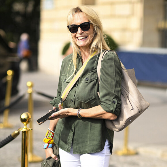 Elle lui reproche de ne pas avoir versé l'argent récolté lors d'un diner de bienfaisance.
Exclusif - Estelle Lefébure à la sortie de l'hôtel Crillon à Paris, lors de la fashion week. Le 28 septembre 2023 