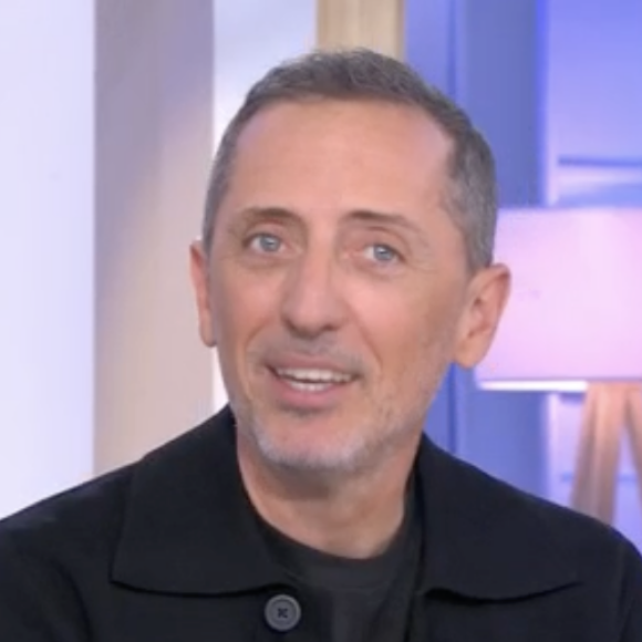 Gad Elmaleh était l'invité d'Anne-Elisabeth Lemoine dans C à vous, sur France 5, lundi 11 mars, pour parler de son nouveau spectacle intitulé "Lui-même".