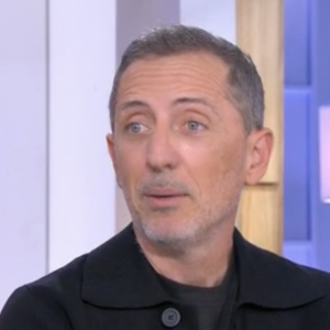 Gad Elmaleh était l'invité d'Anne-Elisabeth Lemoine dans C à vous, sur France 5, lundi 11 mars, pour parler de son nouveau spectacle intitulé "Lui-même".