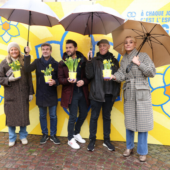Astrid Bard, Christophe Beaugrand, Hervé Mathoux, Tom Novembre, Elodie Gossuin lors du lancement de 'Une Jonquille contre le cancer' à Paris le 12 Mars 2024. © Denis Guignebourg/Bestimage