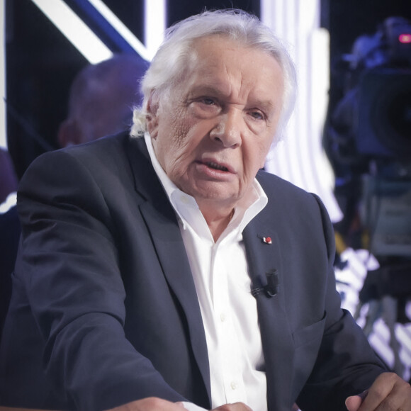 Ce qui le réjouit.
Exclusif - Michel Sardou sur le plateau de l'émission Touche pas à mon poste (TPMP) présentée en direct par C.Hanouna et diffusée sur C8 le 29 août 2022. © Jack Tribeca / Bestimage 