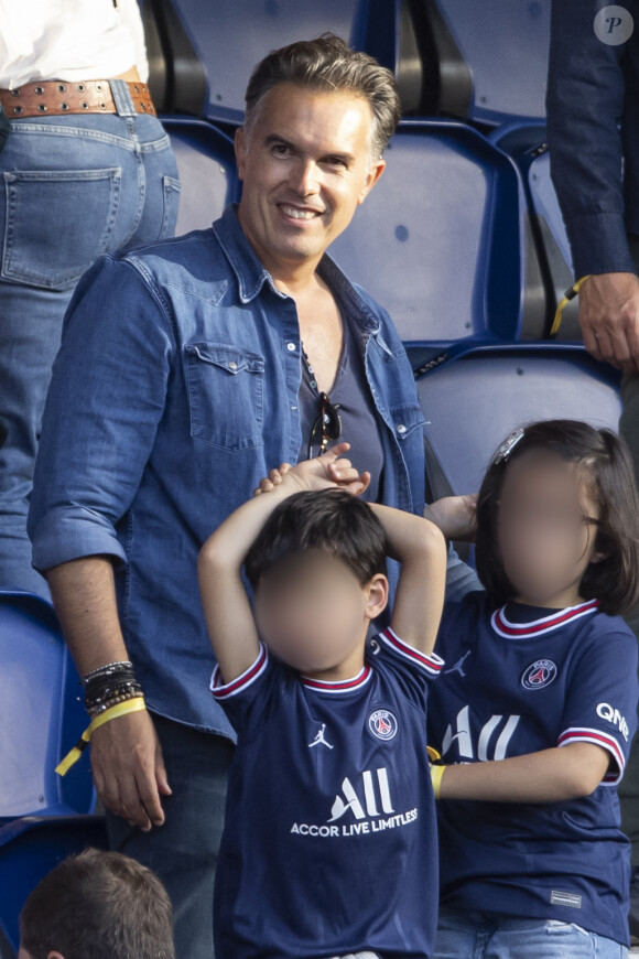 Faustine Bollaert, son mari Maxime Chattam et leurs enfants Abbie et Peter sont en tribune lors de la rencontre de football Paris Saint Germain PSG contre Clermont (4-0) au Parc des Princes à Paris le 11 septembre 2021. 