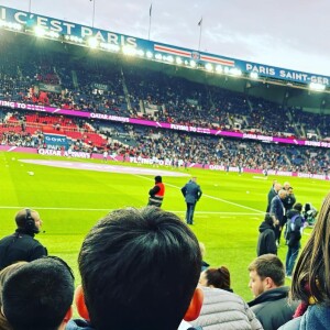 Abbie et Peter, les enfants de Faustine Bollaert et Maxime Chattam, au Parc des Princes