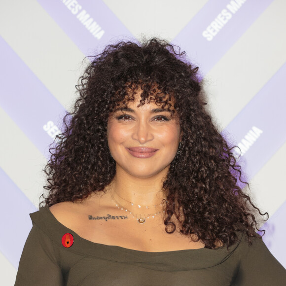 Camélia Jordana, quant à elle, a choisi la sobriété d'un joli haut kaki et d'un pantalon noir. 
Camélia Jordana lors du photocall de la la cérémonie d'ouverture Serie Mania Festival international Lille 2024, à Lille, France, le 15 mars 2024. © Stéphane Vansteenkiste/Bestimage