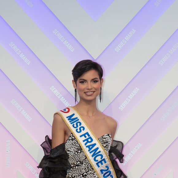 Eve Gilles, Miss France 2024, a préféré le chic d'une petite robe noire perlée. 
Eve Gilles (Miss France 2024) lors du photocall de la la cérémonie d'ouverture Serie Mania Festival international Lille 2024, à Lille, France, le 15 mars 2024. © Stéphane Vansteenkiste/Bestimage