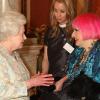 La reine Elizabeth II et Zandra Rhodes lors de la soirée de la mode anglaise à Buckingham Palace le 16 mars 2010