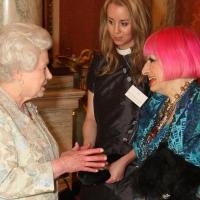 Elizabeth II se transforme en bête de mode aux côtés de Twiggy et la ravissante Sophie Dahl !
