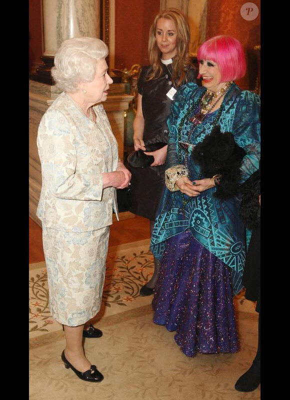 La reine Elizabeth II et Zandra Rhodes lors de la soirée de la mode anglaise à Buckingham Palace le 16 mars 2010