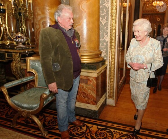 La reine Elizabeth II et David Bailey lors de la soirée de la mode anglaise à Buckingham Palace le 16 mars 2010