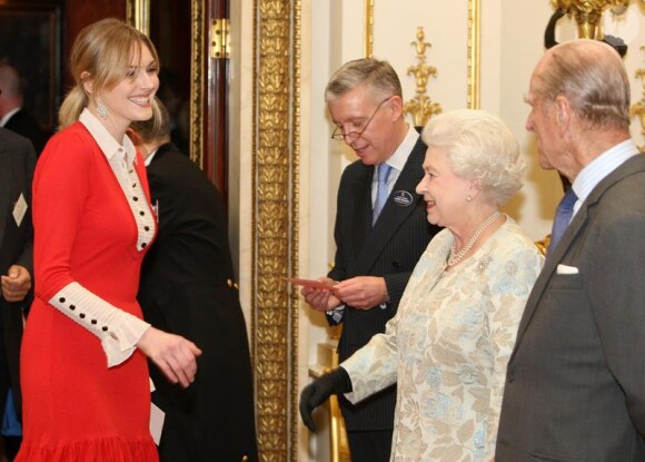 La reine Elizabeth II et Sophie Dahl lors de la soirée de la mode anglaise à Buckingham Palace le 16 mars 2010