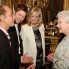 La reine Elizabeth II au côté de Twiggy, David Sassoon et Christopher Bailey lors de la soirée de la mode anglaise à Buckingham Palace le 16 mars 2010