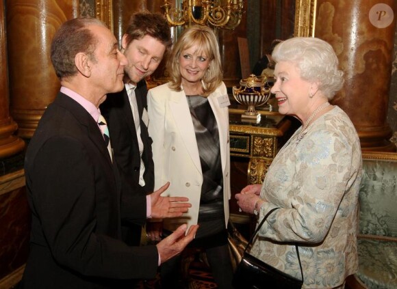 La reine Elizabeth II au côté de Twiggy, David Sassoon et Christopher Bailey lors de la soirée de la mode anglaise à Buckingham Palace le 16 mars 2010