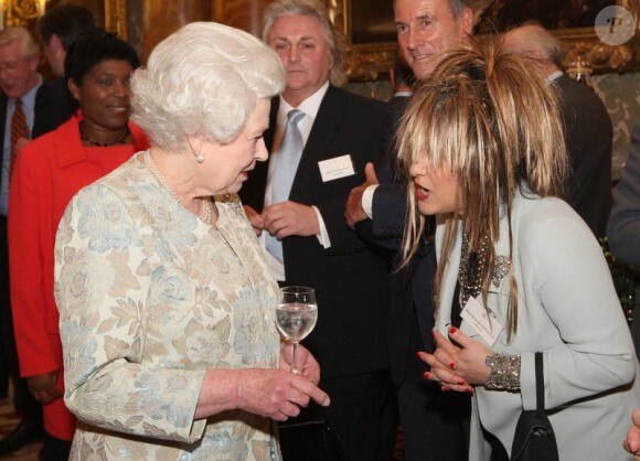 La reine Elizabeth II et Elizabeth Emanuel lors de la soirée de la mode anglaise à Buckingham Palace le 16 mars 2010