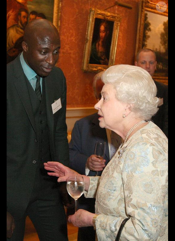 La reine Elizabeth II discute avec Ozwald Boateng lors de la soirée de la mode anglaise à Buckingham Palace le 16 mars 2010