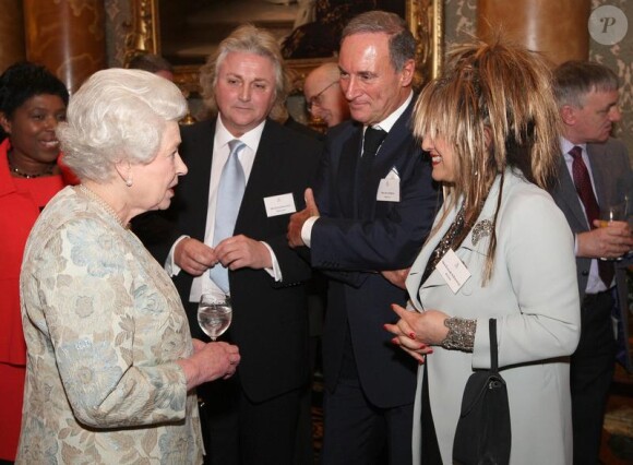 La reine Elizabeth II au côté de David Emanuel, David Reiss et Elizabeth Emanuel lors de la soirée de la mode anglaise à Buckingham Palace le 16 mars 2010