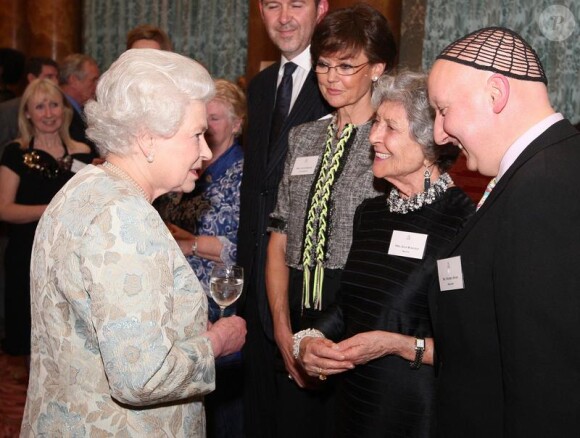 La reine Elizabeth II et Joan Burstein et Stephen Jones lors de la soirée de la mode anglaise à Buckingham Palace le 16 mars 2010