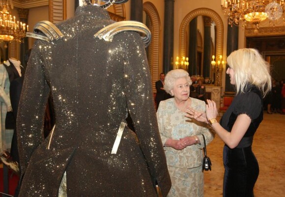 La reine Elizabeth II discute avec Katie Eary lors de la soirée de la mode anglaise à Buckingham Palace le 16 mars 2010