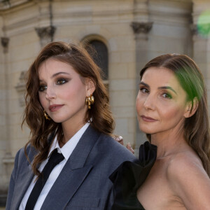 Clotilde Courau et sa fille Vittoria de Savoie - Photocall du défilé de mode automne-hiver 2024 Haute-Couture "Valentino" au château de Chantilly, lors de la fashion week de Paris. Le 5 juillet 2023 © Olivier Borde / Bestimage