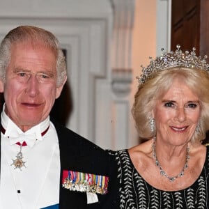 Sa présence ne sera néanmoins confirmée (ou pas) qu'à la dernière minute, en fonction de l'état de santé du roi.
Le roi Charles III d'Angleterre et la reine consort Camilla Parker Bowles lors d'un dîner à la Mansion House à Londres, en l'honneur du travail des institutions civiques de la ville de Londres. Le 18 octobre 2023 