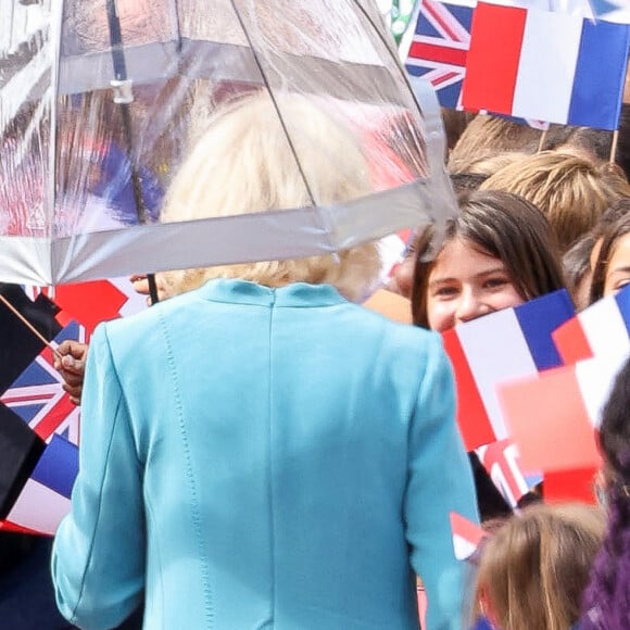 Le roi Charles III d'Angleterre et Camilla Parker Bowles, reine consort d'Angleterre, accueillis par le maire Pierre Hurmic à l'Hôtel de Ville de Bordeaux, le 22 septembre 2023. Le couple royal britannique, en visite en France du 20 au 22 septembre 2023, s'est offert un bain de foule avant de rejoindre le perron de la mairie. Près de 40.000 Britanniques résident à Bordeaux. 