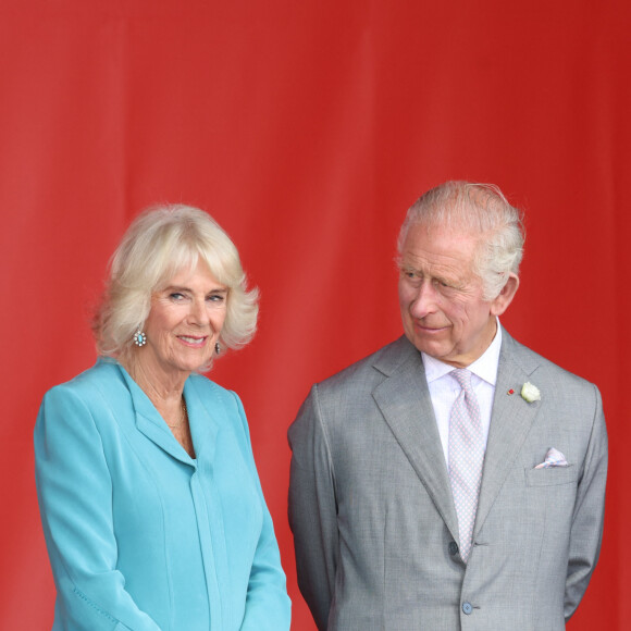 Le roi Charles III d'Angleterre et Camilla Parker Bowles, reine consort d'Angleterre, assistent à une fête en leur honneur sur la place de la Bourse à Bordeaux, le 22 septembre 2023. Cette fête présente le meilleur des entreprises britanniques, françaises et bordelaises. Près de 40.000 Britanniques résident à Bordeaux. Le couple royal britannique est en visite en France du 20 au 22 septembre 2023. 