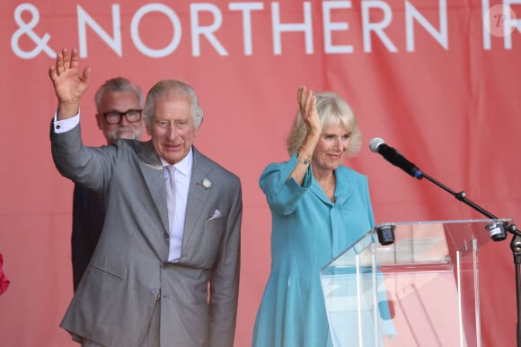 Le roi Charles III d'Angleterre et Camilla Parker Bowles, reine consort d'Angleterre, assistent à une fête en leur honneur sur la place de la Bourse à Bordeaux, le 22 septembre 2023. Cette fête présente le meilleur des entreprises britanniques, françaises et bordelaises. Près de 40.000 Britanniques résident à Bordeaux. Le couple royal britannique est en visite en France du 20 au 22 septembre 2023. 