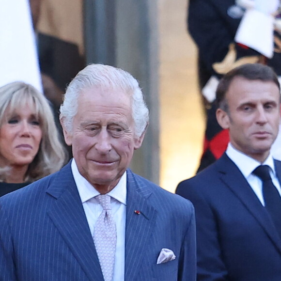 Une source a fait savoir au Daily Mail qu'un déplacement en calèche était fortement envisagé
Le président de la République française Emmanuel Macron et sa femme la Première Dame Brigitte Macron raccompagnent le roi Charles III d'Angleterre et la reine consort d'Angleterre, au palais de L'Elysée à Paris, France, le 21 septembre 2023, avant de partir pour Bordeaux, où le couple royal britannique poursuivra sa visite d'État de trois jours en France. © Cyril Moreau/Bestimage 