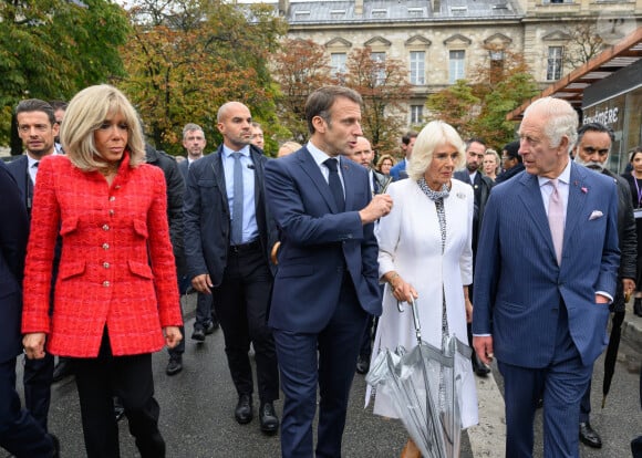 Le roi Charles III d'Angleterre et Camilla Parker Bowles, reine consort d'Angleterre, accueillis par le président de la République française Emmanuel Macron et la première dame Brigitte Macron sur le parvis de Notre-Dame de Paris, France, le 21 septembre 2023, le deuxième jour de sa visite d'État en France. © Jacques Witt/Pool/Bestimage 