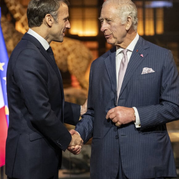 Le président Emmanuel Macron et le roi Charles III d'Angleterre, lors de leur visite au Musée d'Histoire naturelle pour rencontrer des chefs d'entreprise et parler de biodiversité à Paris, France, le 21 septembre 2023, le deuxième jour de sa visite d'État en France. © Eliot Blondet/Pool/Bestimage 