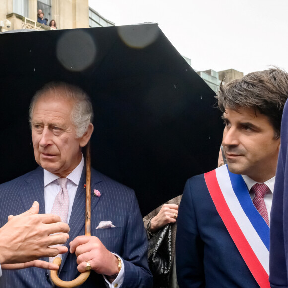 Le roi Charles III avec des elus locaux, dont Mathieu Hanotin, maire de Saint Denis Rencontre avec certains joueurs du club PSG Paris Saint-Germain et son président Nasser al-KhelaïfiLe roi Charles III d'Angleterre et Camilla Parker Bowles, reine consort d'Angleterre, accompagnés de la première dame, Brigitte Macron, visitent une association sportive à Saint-Denis, le 21 septembre 2023. Camilla Parker Bowles, reine consort d'Angleterre, et Brigitte Macron ont joué au ping pong à cette occasion. Le couple royal britannique est en visite en France du 20 au 22 septembre 2023. © Eric Tscharn/Pool/Bestimage 