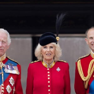 Le Souverain a fait savoir qu'il souhaitait y assister en dépit de son état de santé 
Le roi Charles III, la reine consort Camilla Parker Bowles, le duc Edward d'Edimbourg - La famille royale d'Angleterre sur le balcon du palais de Buckingham lors du défilé "Trooping the Colour" à Londres. Le 17 juin 2023