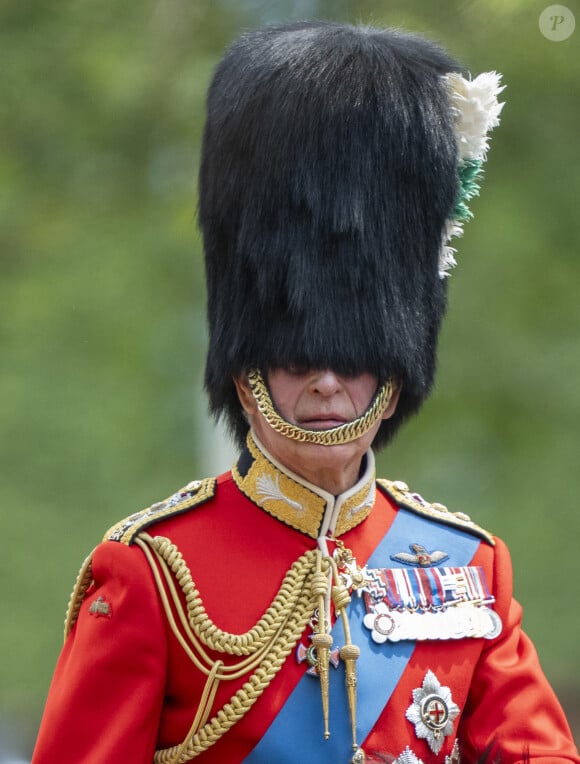Si l'année dernière, Charles III paradait sur sa jument noire Noble en costume de garde, ce ne sera sûrement pas le cas en juin prochain
Le roi Charles III - La famille royale d'Angleterre lors du défilé "Trooping the Colour" à Londres. Le 17 juin 2023